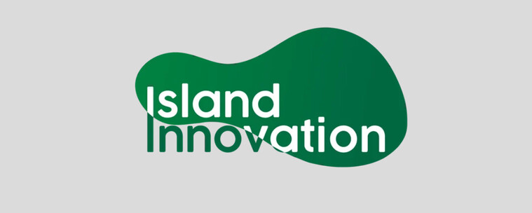Logo von Island Innovation auf grauem Hintergrund.