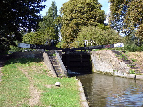 A photo titled "GOC Chipperfield to Boxmoor 047: Lock 64, Grand Union Canal, Hemel Hempstead", taken near Fixed Weir, Lock 64 by Peter O'Connor aka anemoneprojectors on Flickr.