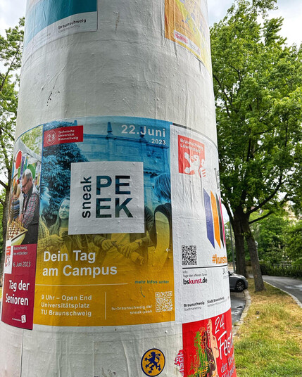 Auf einer LitfaÃŸsÃ¤ule ist das Plakat "Sneak Peek" zu sehen.

Foto: Bianca Loschinsky/TU Braunschweig