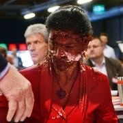 Sahra Wagenknecht mit Schokotorte im Gesicht