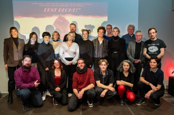 Foto mit verschiedenen Personen, alle schauen in die Kamera Preisträger*innen, Jurys, und Organisator*innen des Kunstpreisen 2022