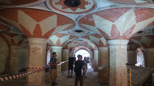 The passageway under the road. Three rows of column supported an incredibly red & white patterned vaulted roof.