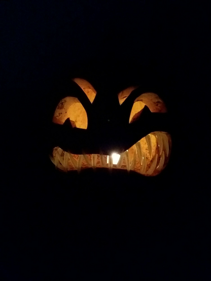 Citrouille d'Halloween allumÃ©e dans le noir et qui est en train de pourrir.