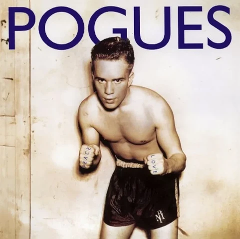 Das Cover des Pogues-Albums "Peace and Love". Ein Boxer ballt die Hände zu Fäusten, auf die Finger der rechten Hand ist "Peace" tätowiert, auf der linken Hand "Love". (Die Rechte hat 6 Finger, damit die Buchstaben passen.)