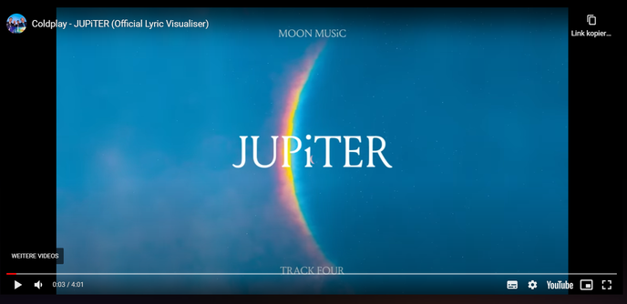 Coldplay - Official Lyric Visualiser 
Jupiter in Blau mit leuchtender 
Atmosphäre und einem Mond der 
vor dem Riesenplaneten seine Bahn 
zieht. Album MOON MUSiC