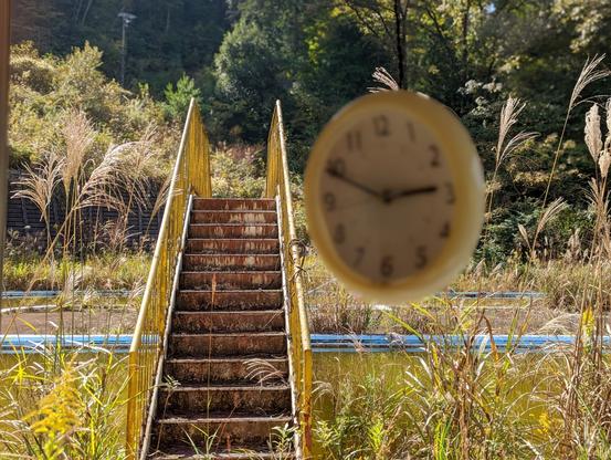 Same as the previous picture, but the bridge is in focus, and the clock out of focus.