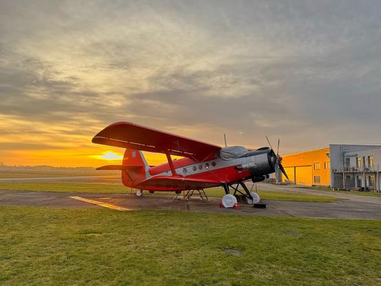 Doppeldecker AN2 auf dem Flugplatz Strausberg / Brandenburg im Sonnenuntergang am 22. Januar 2025