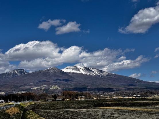 佐久平から見た浅間山。