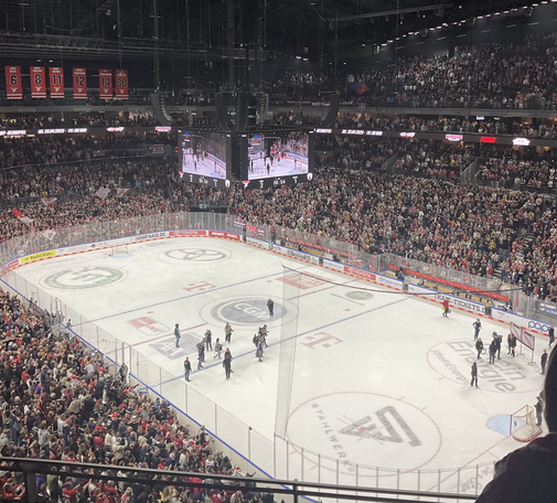 Köln Arena. Jubelnde Menschenmassen! 2:1 für den KEC in der 13. Minute der Overtime