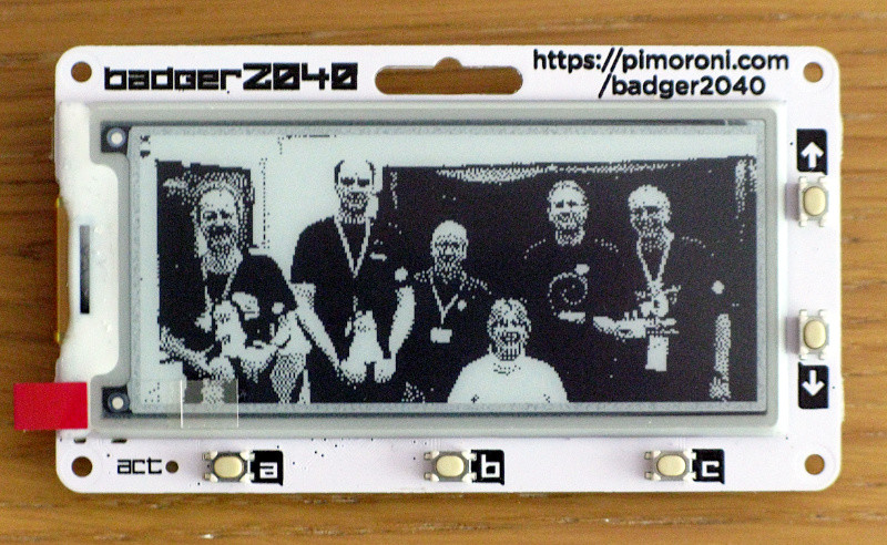 Auch Fotos lassen sich auf dem Badge anzeigen. Hier auf dem Bild sind die Mitglieder der LUG Nürnberg auf der Hack and Make 2018 abgebildet.