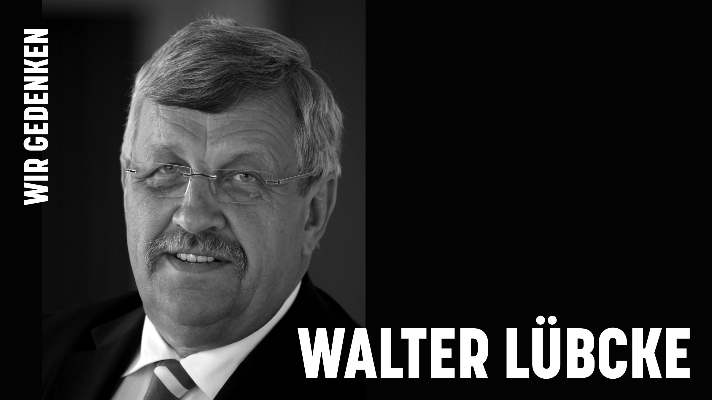 Foto von Walter Lübcke schwarz-weiß vor schwarzem Hintergrund. Schrift in weiß. Text links oben schräg: Wir gedenken. Text rechts unten horizontal, größer: Walter Lübcke.