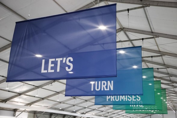 Foto: Transparente in einer Halle der COP 28 mit der Aufschrift: Lasst uns Versprechungen in Fortschritt verwandeln (auf Englisch) (Foto: IISD/ENB | Mike Muzurakis). 