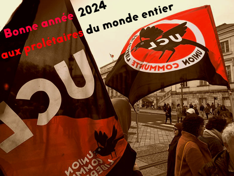 Une photo de manif retraitée façon carte postale vintage : 2 drapeaux UCL avec en haut texte en diagonale en police Big john pro bold Bonne année 2024 aux prolétaires du monde entier (en rouge et noir)