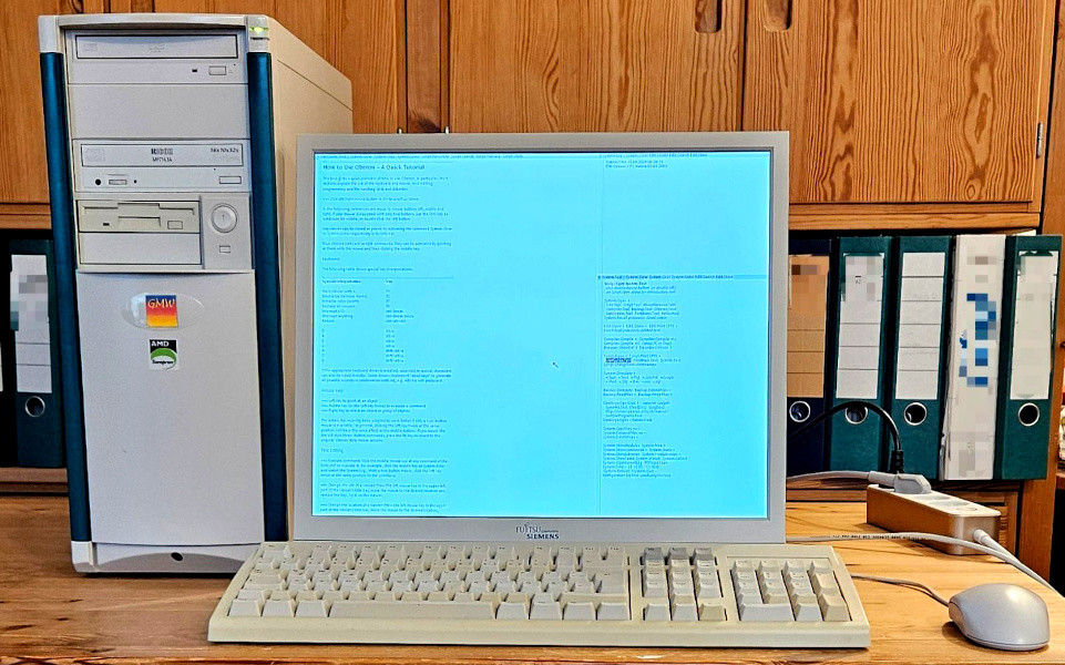 Foto: Ein Desktop-Rechner mit Monitor und Tastatur. Auf dem Monitor ist der Startbildschirm von Oberon zu erkennen.