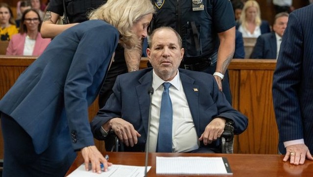 Harvey Weinstein ha escoltat en silenci com la defensa i la Fiscalia es pronunciaven a favor de la repetició del judici (Reuters/David Dee Delgado)