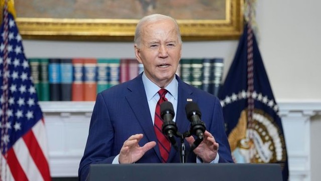 La compareixença de Joe Biden ha estat convocada d'urgènica i tot just ha durat tres minuts (EFE/EPA/Chris Kleponis)