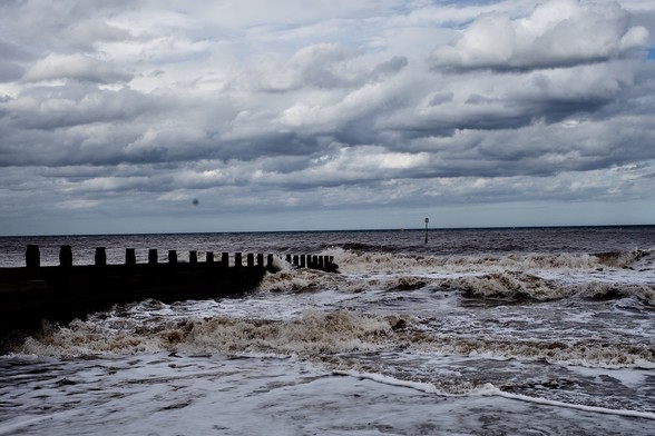This is a photo of Hornsea Beach in Yorkshire. Stormy, high waves and not inviting at all.
I think I do what everybody else is doing. Sit in the car and have a cup of tea ☕️