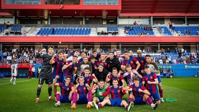 Els jugadors del Barça Atlètic celebrant la victòria contra el Tarassona