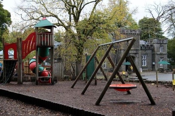 Jeux pour enfants dans un parc