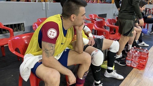 Sergio Lozano, contrariat després de lesionar-se en l'últim partit (@FCBfutbolsala) 