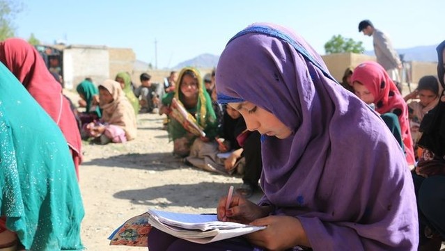Imatge d'arxiu de nenes en una escola a prop de Kabul, el juliol de 2023 (Europa Press/Contacto/Saifurahman Safi)
