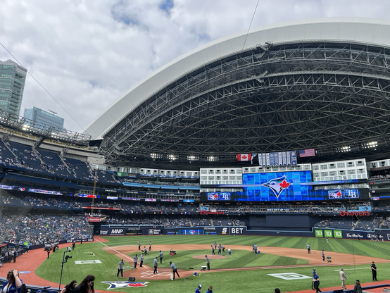 The roof at the Rogers Centre is open for the #BadNewsBlueJays in #Toronto