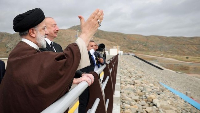 Ebrahim Raisi en l'acte d'inauguració de la presa aquest matí, abans de l'accident aeri  (EFE)