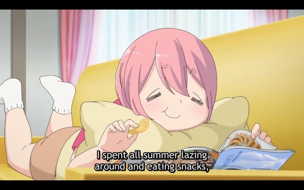 La Nadeshiko gordita de años atrás, en su habitación, comiendo patatas fritas mientras lee una revista.

En el subtítulo, dice que 