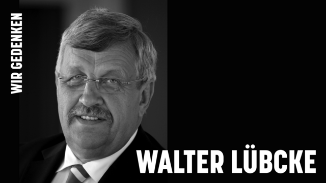 Sharepic: Schwarzer Hintergrund, ein schwarz-weiß Bild von Walter Lübcke. Text: Wir gedenken Walter Lübcke. 
