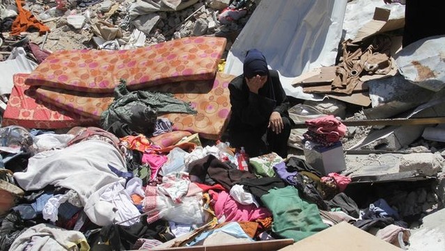 Una dona a Jabalia enmig de la destrucció (Reuters/Mahmoud Issa)