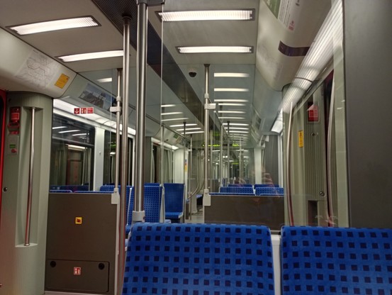 Komplett menschenleerer S-Bahn-Waggon
