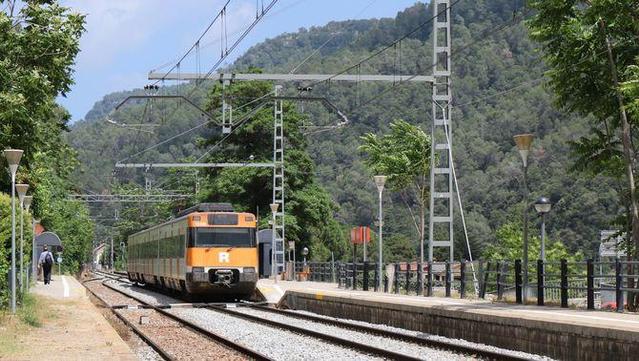Un tren de la línia R3 de Rodalies passant pel Figaró (Rodalies Catalunya)