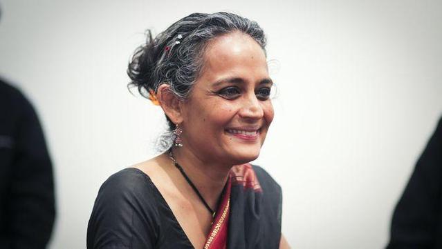 Arundhati Roy és una escriptora, periodista i activista índia coneguda per obres com 