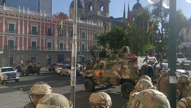 L'exèrcit bolivià ha esbotzat les portes de la seu del govern de Bolívia a La Paz