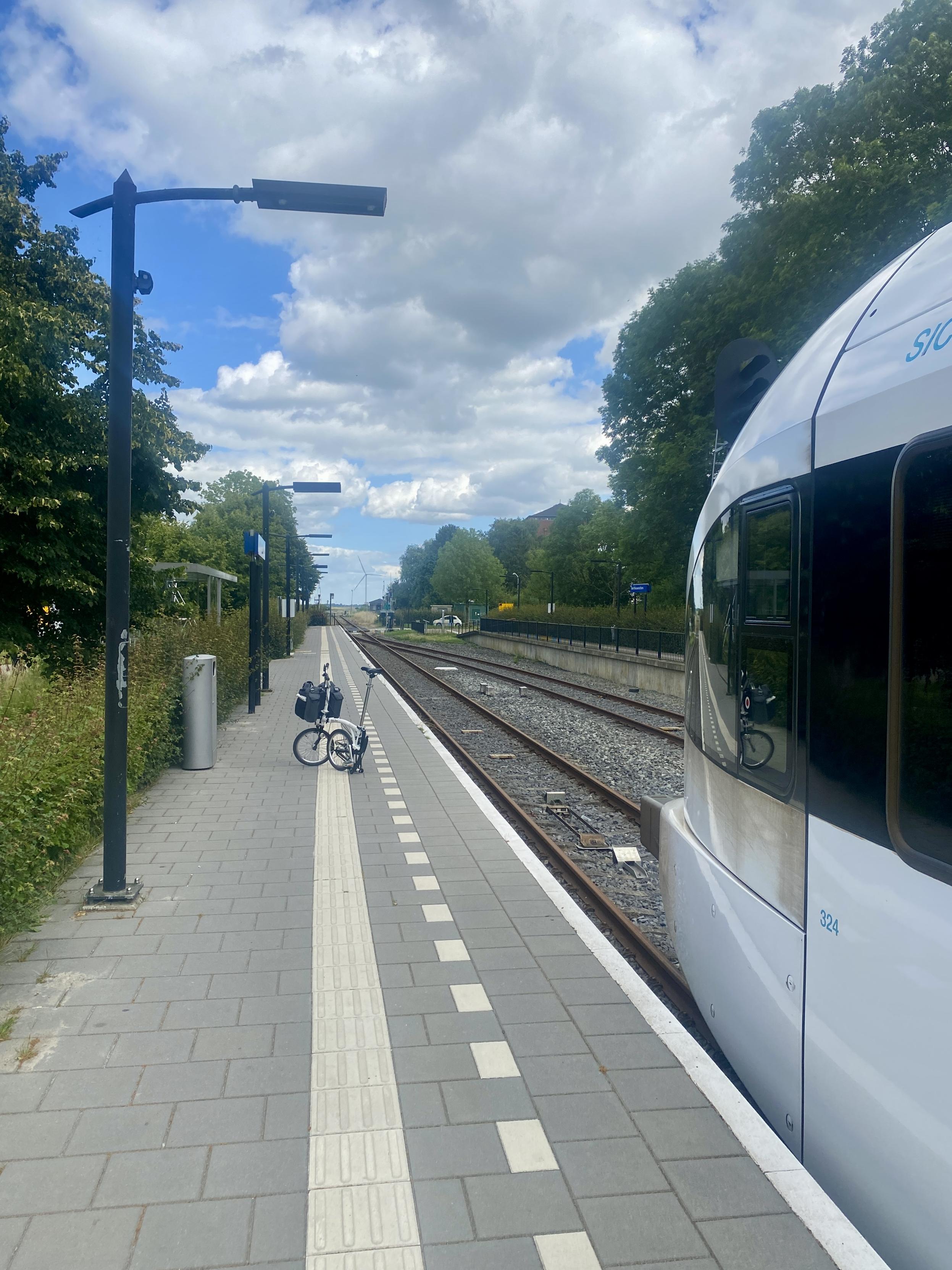 It's all non-electrified single track (and it won't be electrified or doubled as Germany caved for the interest of a cruise ship shipyard with a very dubious economic case).

Looming ahead there's germany. On the tracks an Arriva dmu is waiting).