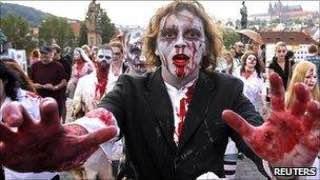 Das Foto zeigt zahlreiche als Zombies verkleidete Menschen die offenbar zum Angriff bereit sind