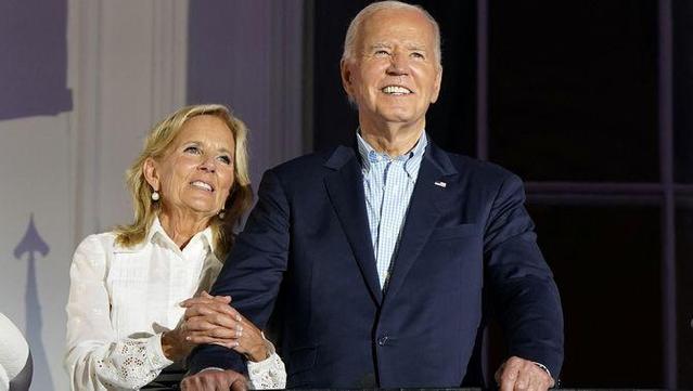 Joe Biden, amb la primera dama, Jill Biden, al balcó de la Casa Blanca durant la celebració del 4 de Juliol