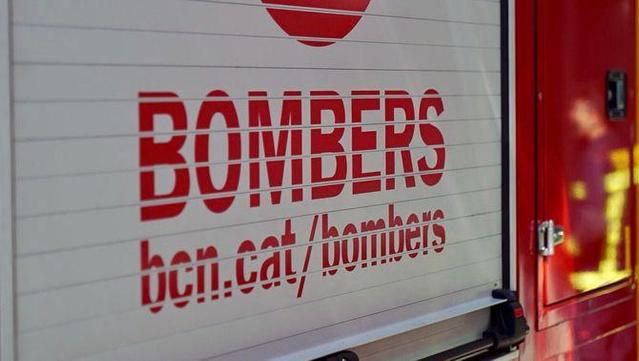 Detall d'un dels vehicles del cos de Bombers de Barcelona (ACN)