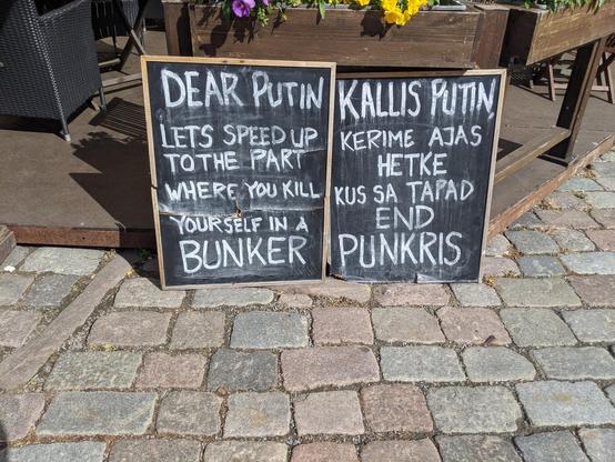 Un écriteau au niveau d'une terrasse de restaurant : Cher Poutine, avançons directement au moment où tu te suicides dans ton bunker.
