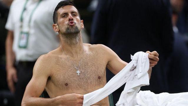 Djokovic ha seguit fent morrets quan s'ha canviat de roba en el descans entre sets (Reuters)