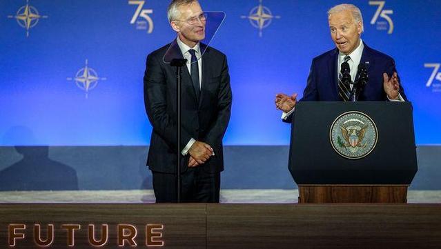 Biden al costat d'Stoltenberg a la cimera de l'OTAN