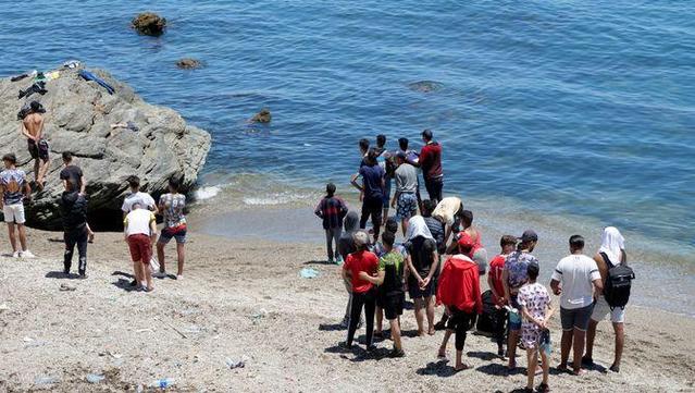 Migrants a la platja de Ceuta, en una imatge d'arxiu (Reuters/Shereen Talaat)