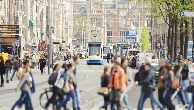 Gent passejant pels carrers d'Amsterdam (iStock)