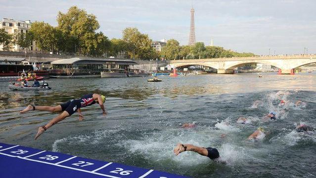 Vista general mentre els atletes competeixen a la prova masculina de triatló d'elit al riu Sena