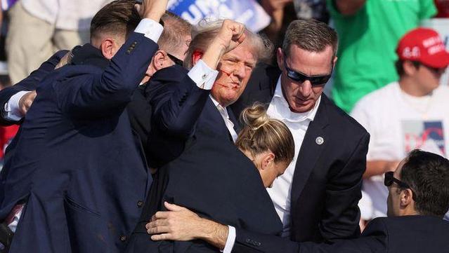 Trump, amb el puny enlaire i la cara ensangonada, després de l'atac (Reuters/Brendan McDermid)