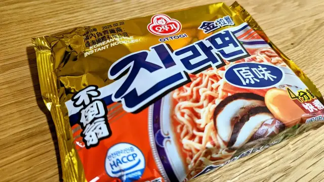 A packet of Jin Ramyeon 진라면 Korean instant noodles (original flavor) by Ottogi 오뚜기. The package is for the Taiwanese market, and therefore has Chinese characters on it as well.