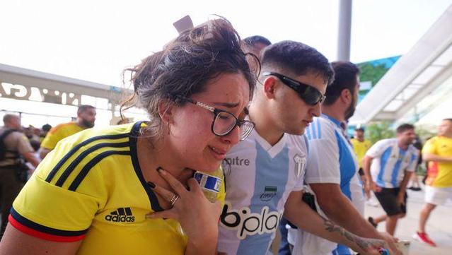 Aficionats colombians víctimes de les càrregues policials (Reuters)