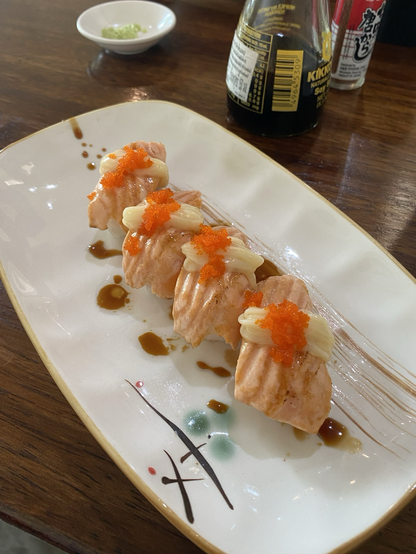 4 pieces of salmon sushi
