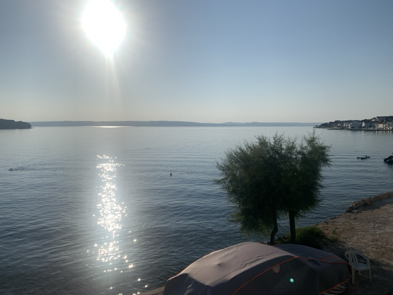 Adriatische kust ter hoogte z.s.m. Zadar vanochtend om 7 uur. Een verdwaalde zwemmer heeft de verkoeling al opgezocht.