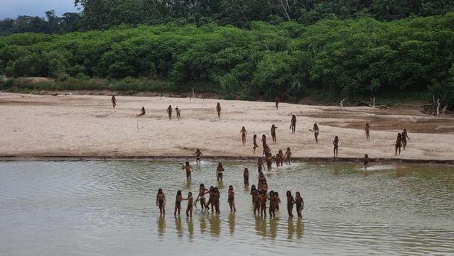 Grup de la tribu mashco piro fotografiats a la vora d'un riu (Reuters / Survival International)